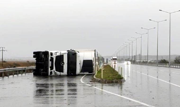 Edirne’de kuvvetli rüzgar TIR’ı devirdi!