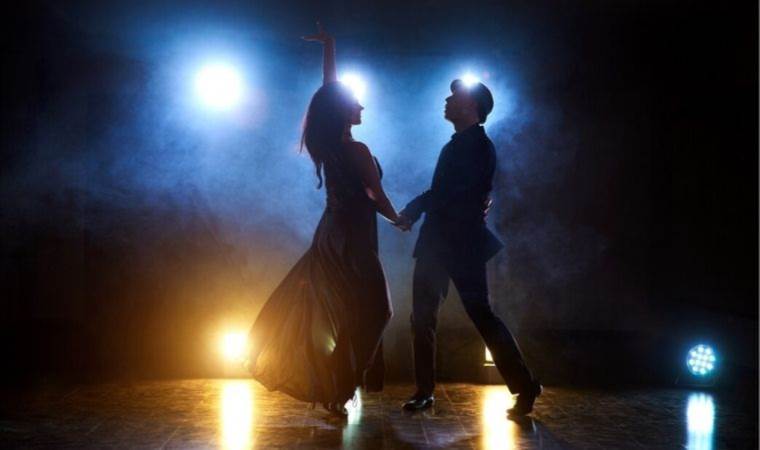 Tiyatro rüzgarı İstanbul’da esiyor: Kaçırılmayacak gösteriler aralık ayında İstanbul’da…