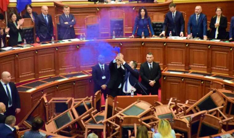Arnavutluk Meclisi’nde gerilim: Sis bombası atıldı