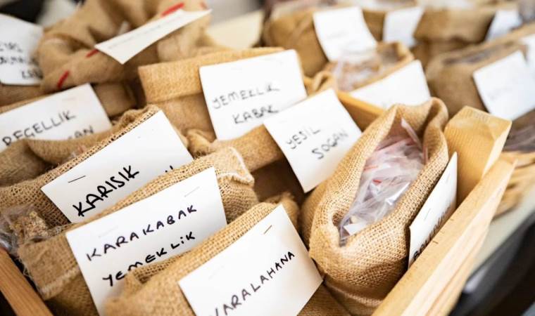 Karşıyaka’dan üretime 300 bin paket atalık tohum desteği