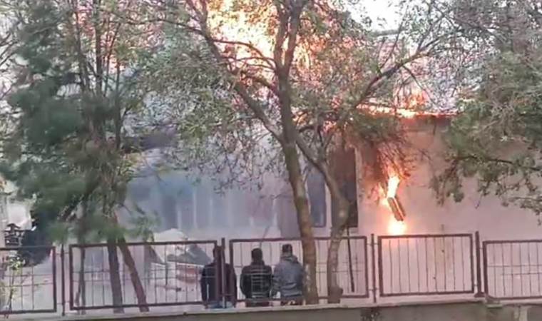 Okul çatısında yangın: 300 öğrenci tahliye edildi