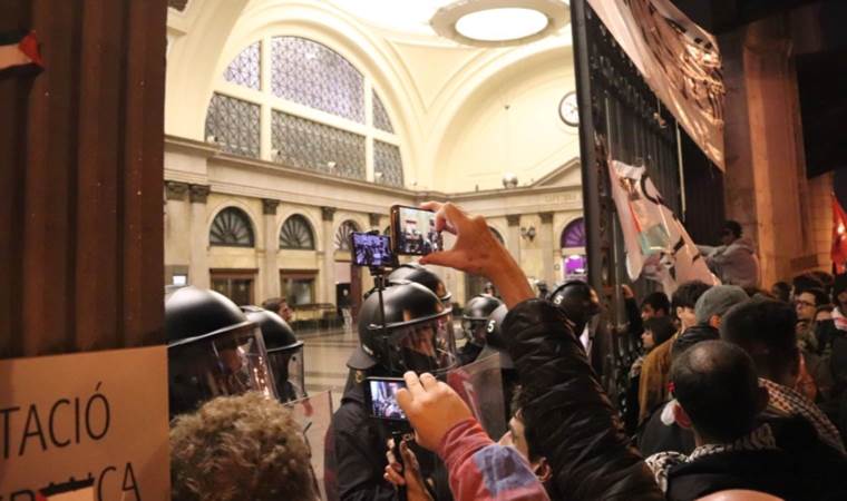 Barselona’da Filistin’e destek: İstasyon işgal edildi