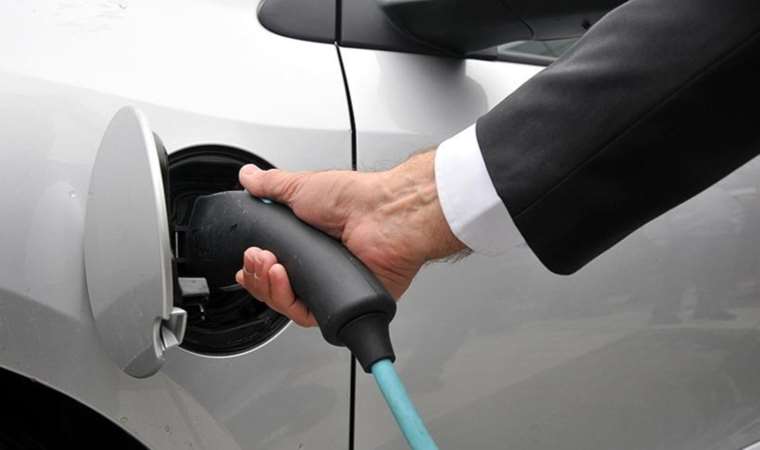 Fransa elektrikli araç şarj noktasını 4’e katlıyor: Bir destek daha!