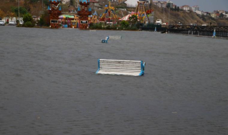 Dalgaların boyu 10 metreyi buldu… Tekirdağ’da deniz taştı