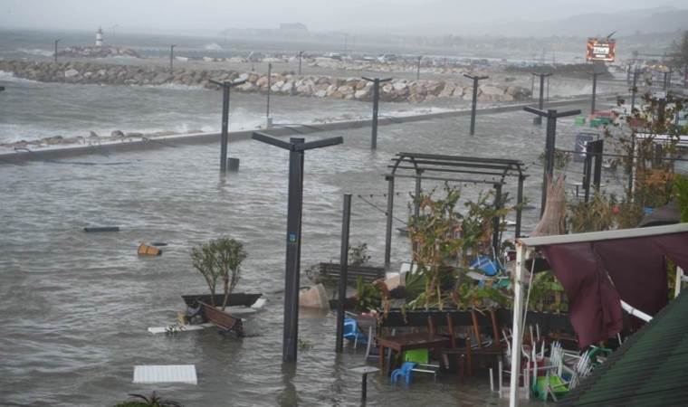 Lodos denizi taşırdı: Kordon sular altında kaldı