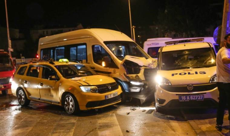 İki servis aracı çarpıştı… 6 kişi yaralandı!