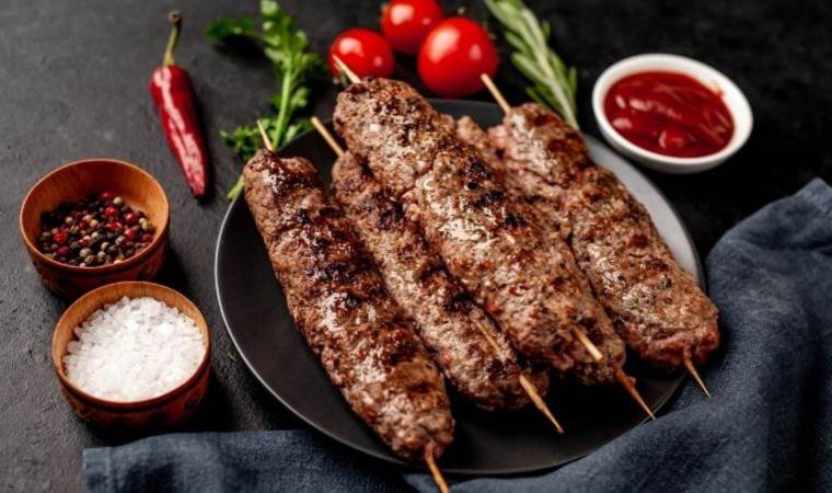 Azerbaycan mutfağının vazgeçilmezi: Ev yapımı Lüle Kebabı…