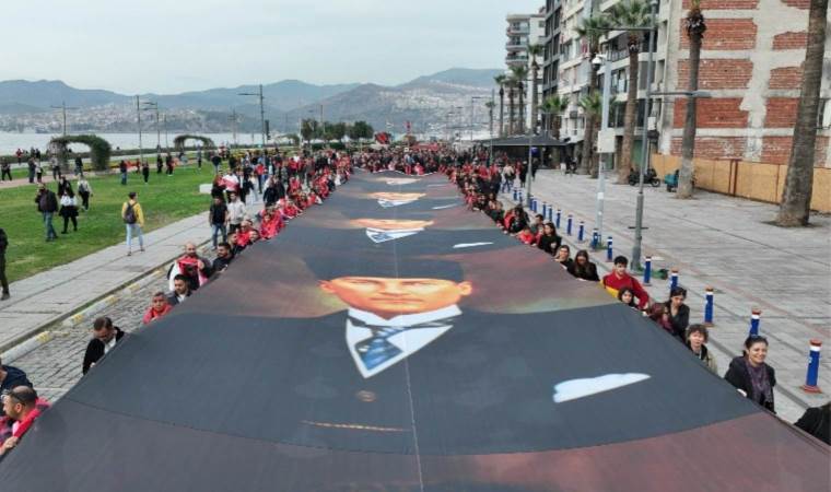 İzmir Ata’ya saygı için 350 metrelik posterle yürüdü