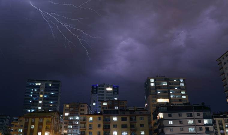 Bir uyarı da İstanbul Valiliğinden geldi! Sağanak yağış ve fırtına etkisini sürdürecek