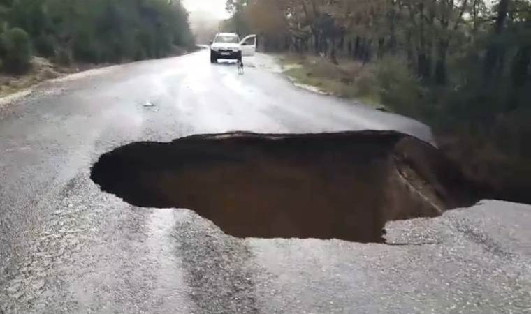 Sağanak yağış sonrası yol çöktü… Trafiğe kapatıldı!