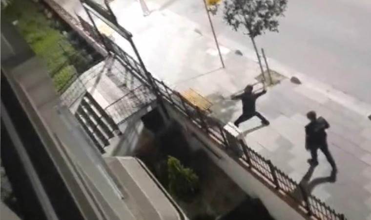 Elindeki palayla yoldan geçenlere saldırdı!