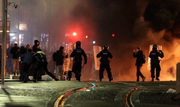 İrlanda’da bıçaklı saldırıda üçü çocuk beş yaralı: Sokaklar karıştı, polisle halk arasında çatışma çıktı