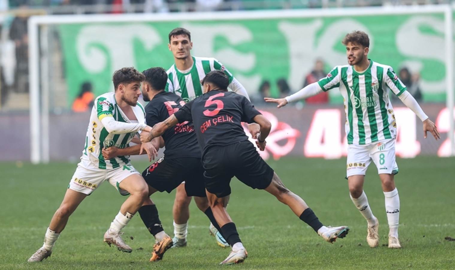 TFF 2. Lig'de saha karıştı: 5 futbolcu kırmızı kart gördü!