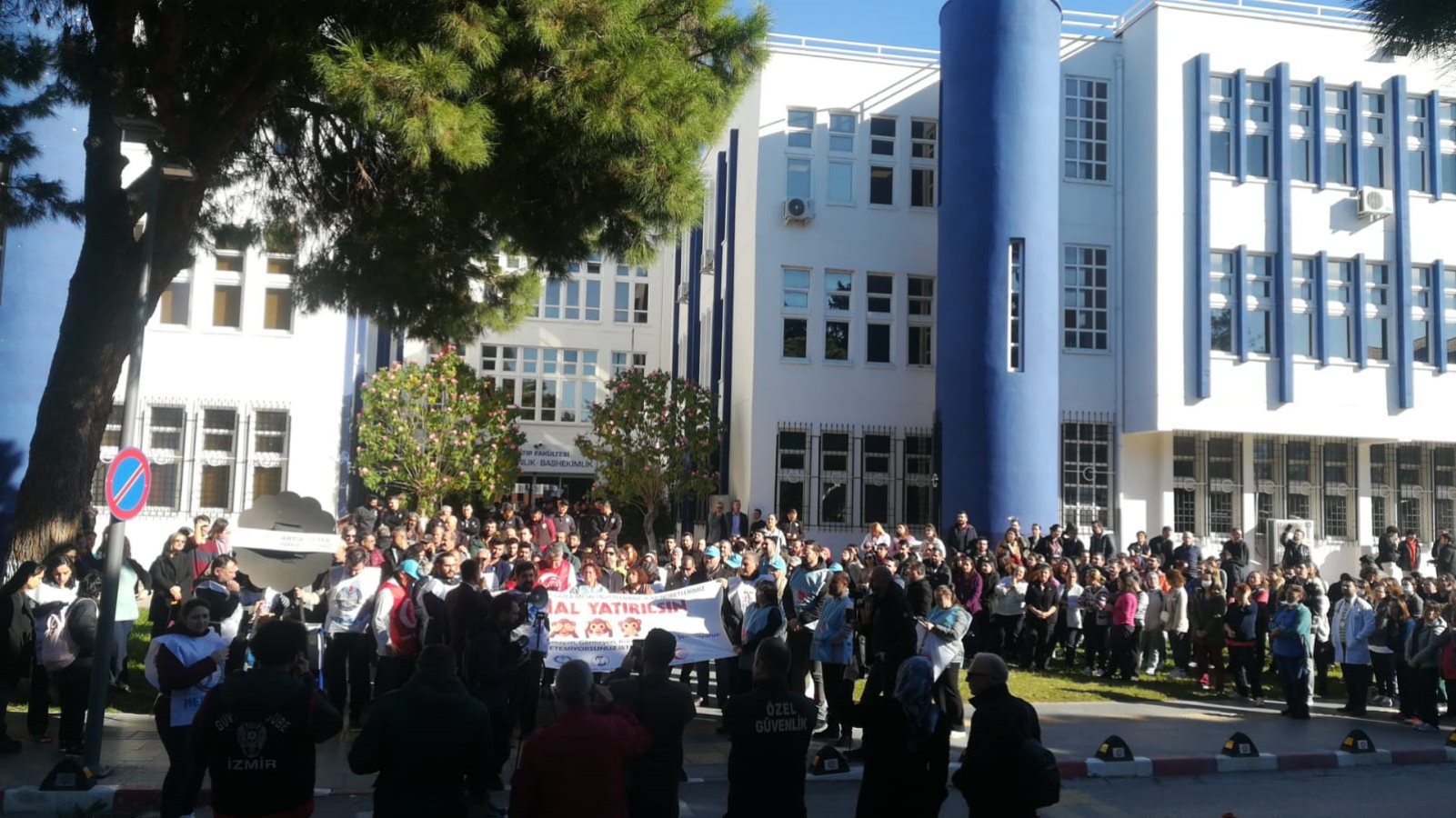 Sağlıkçılar: Sadaka değil, alın terimizin karşılığını istiyoruz