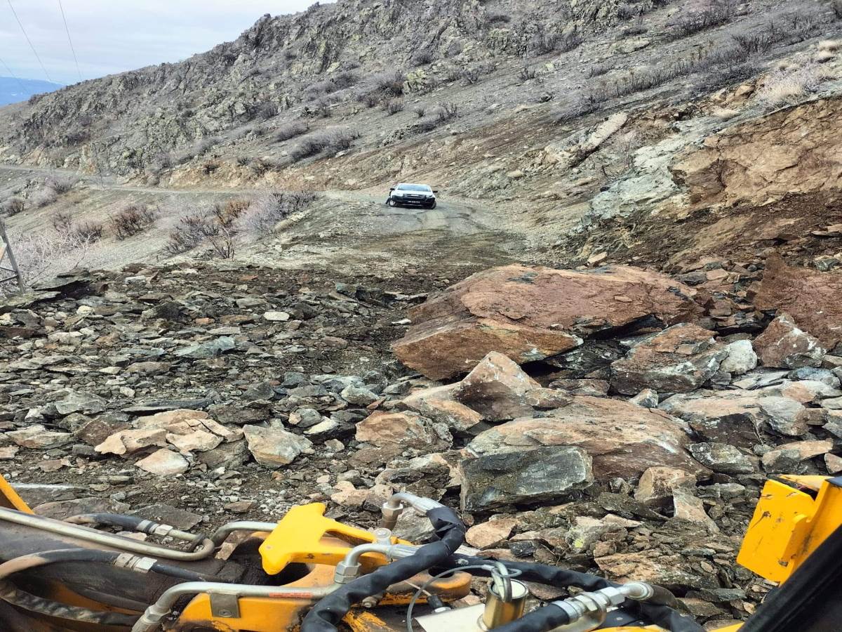 Siirt’te kayaların düştüğü yol ulaşıma kapandı