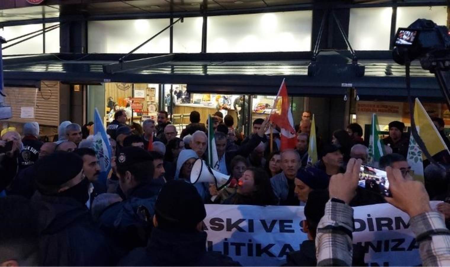 Polis ablukası altında HEDEP İzmir'den basın açıklaması