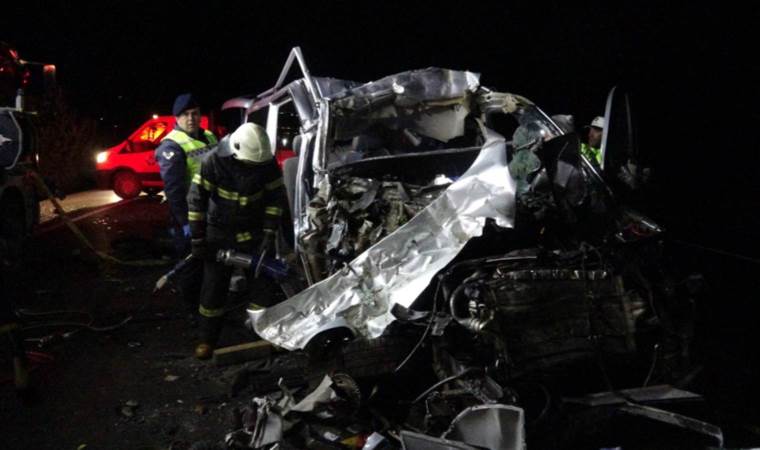 Tokat’ta korkunç kaza… Minibüs kamyona arkadan çarptı: 5 ölü
