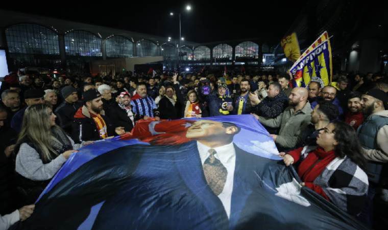 Taraftarlardan coşkulu karşılama… Galatasaray ve Fenerbahçe kafilesi İstanbul’a döndü!
