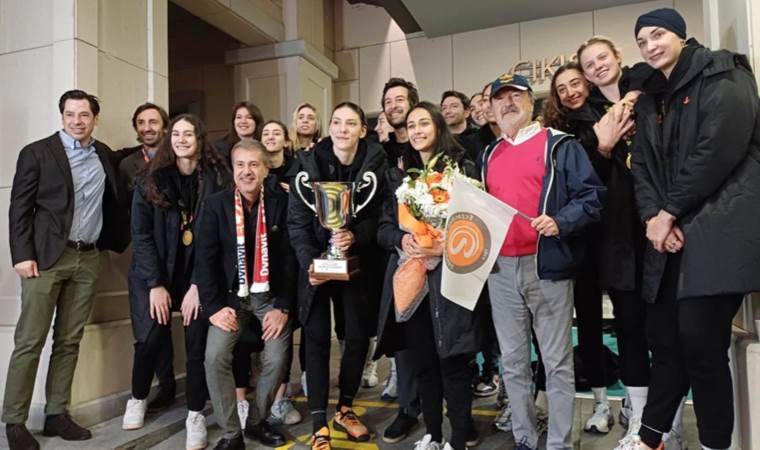 Şampiyon Eczacıbaşı yurda döndü! ‘Dünyanın en iyisi olduğumuzu kanıtladık’