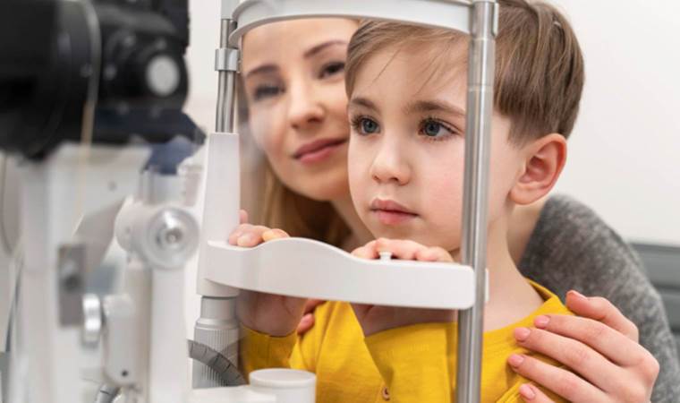 Çocuklar şikayeti olmasa dahi düzenli göz muayenesi olmalı