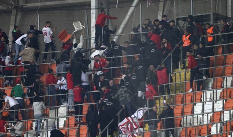 Adana Demirspor – Samsunspor maçında tribünlerde kavga çıktı!