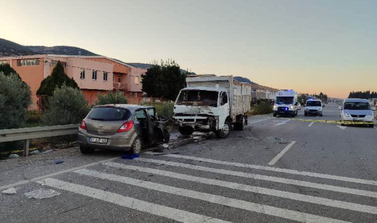 Feci kaza… Kamyonetle otomobil çarpıştı: Ölü ve yaralılar var!
