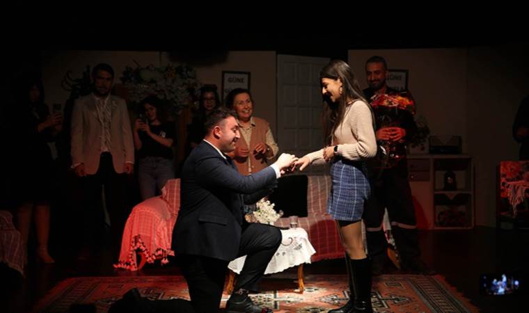 Tiyatro oyununda sürpriz evlilik teklifi gerçekleşti