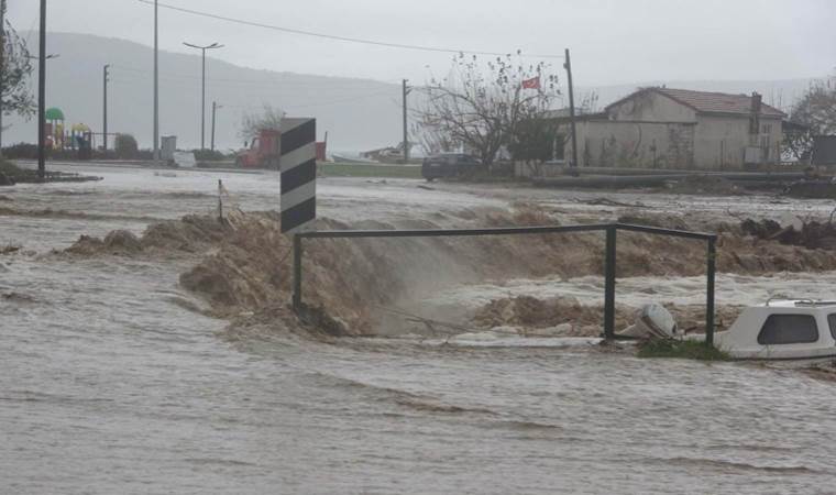 Çanakkale’yi sağanak vurdu… Kepez Çayı taştı