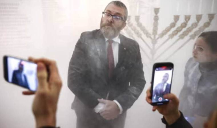 Polonya meclisindeki Yahudi bayramına ‘yangın tüplü’ müdahale