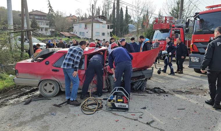 Otomobiller kafa kafaya çarpıştı: 1’i ağır, 3 yaralı