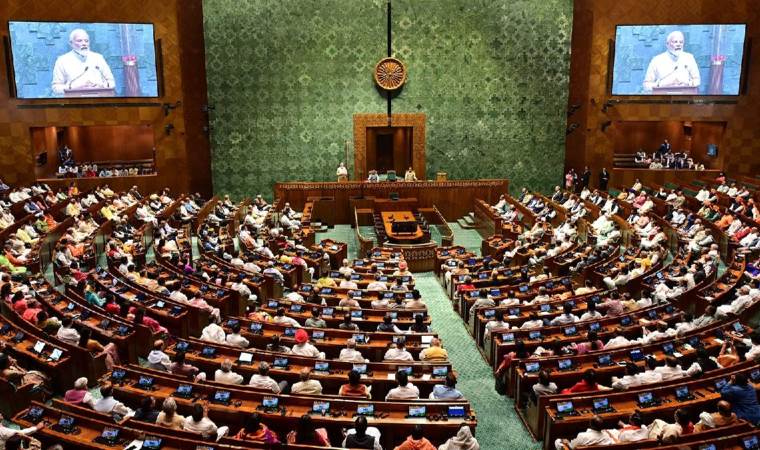 Hindistan parlamentosundaki 14 milletvekiline kısıtlama