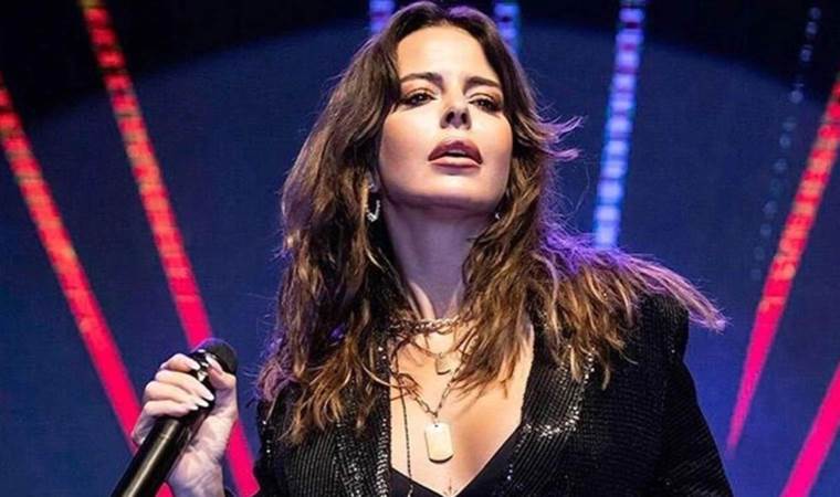 ‘Aşkın Olayım’ şarkısıyla ünlenen Simge Sağın, konser sırasında fenalaştı
