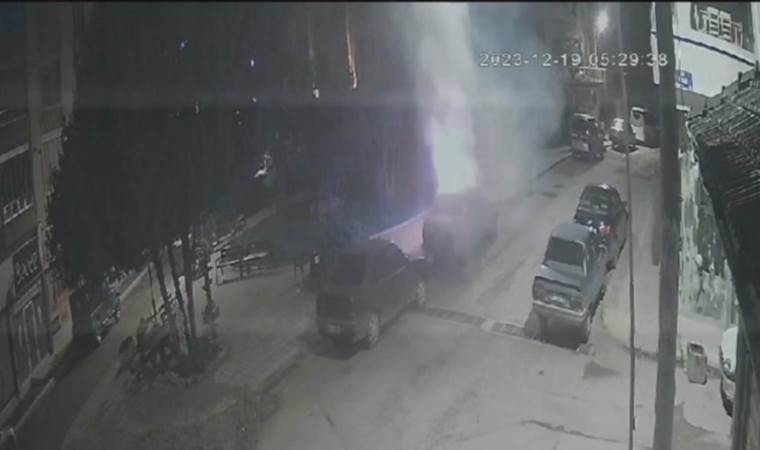 Samsun’da park halindeki otomobil alev alev yandı