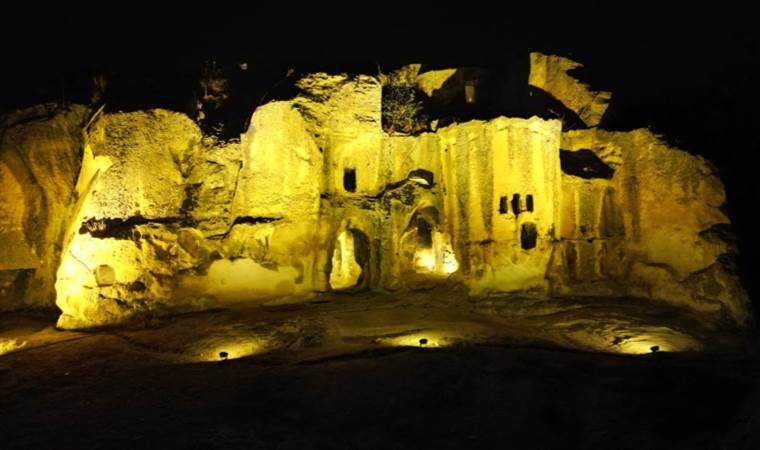 Frigler’den kalma… 3 bin yıllık doğal güzelliği görmek için gece yarası köye akın ediyorlar