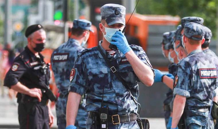 Moskova’da hareketli saatler: Rus muhafızlara ateş açıldı!