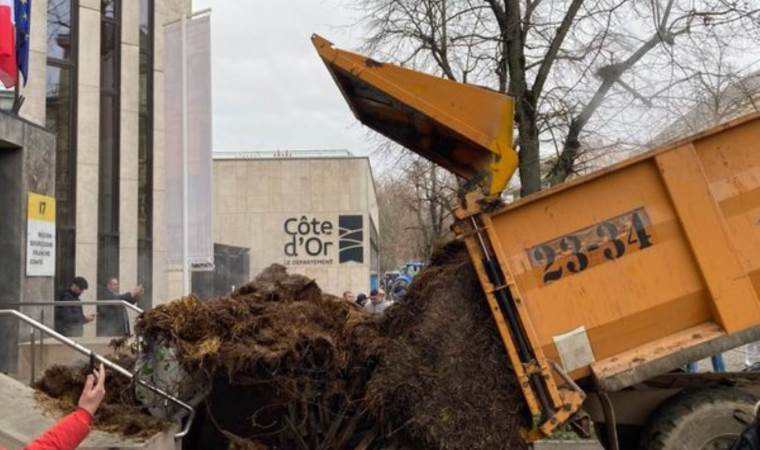 Çiftçiler, devlet binasının önüne gübre döktü