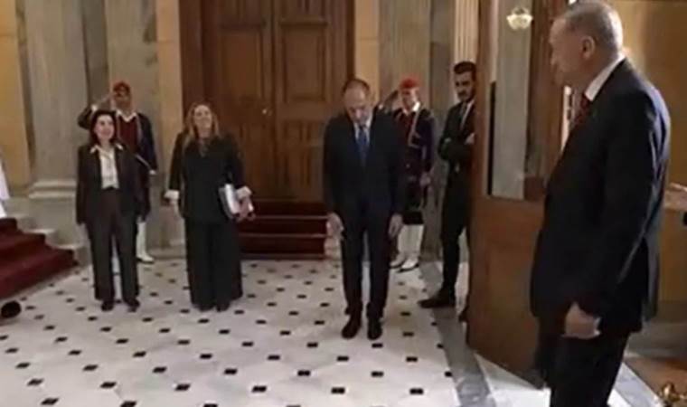 Yunanistan Dışişleri Bakanı’nın hareketi ülkesinde tepkiye neden oldu