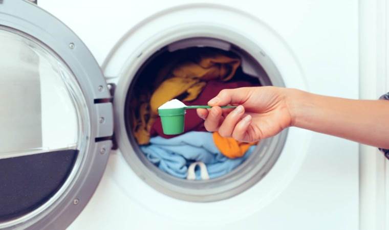 Deterjan gözüne1 kaşık eklemeniz yeterli! Çamaşırlarınızın daha temiz çıkmasını sağlıyor…