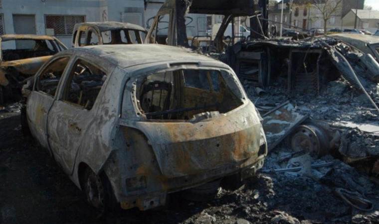 Fransa’da protestolar başladı: Çöp kovaları ve araçlar ateşe verildi