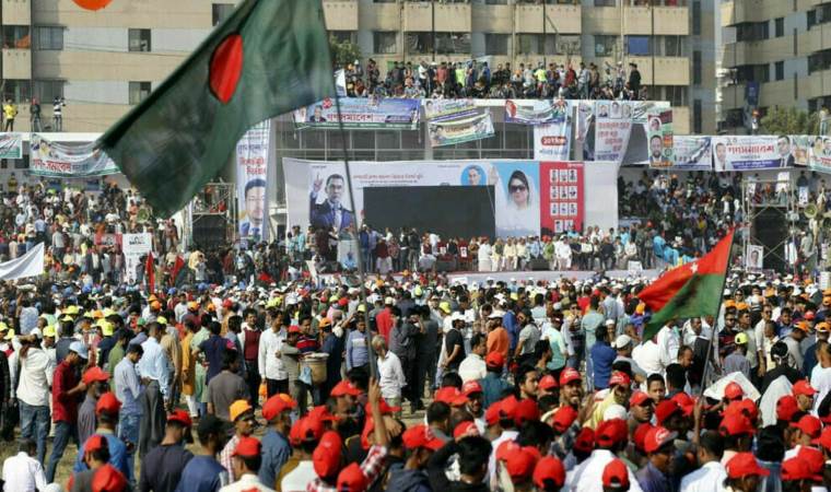 Hükümet karşıtı protestolar şiddetlendi: Hızlı tren ateşe verildi