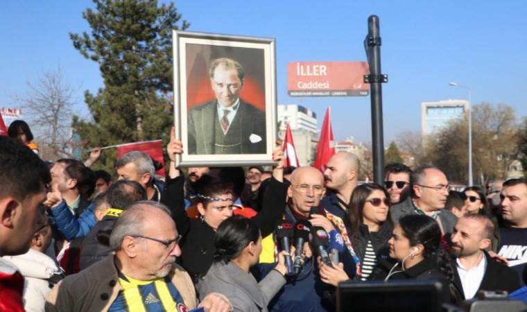 Ankaralı yurttaşlar Anıtkabir’e yürüdü: ‘Türkiye laiktir, laik kalacak’