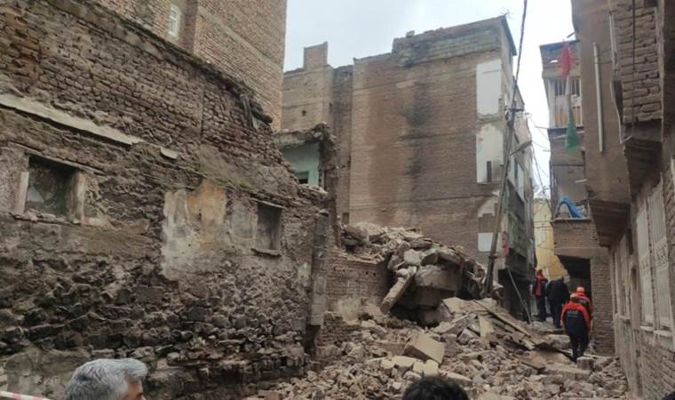 Ağır hasarlı bina çöktü… Arama kurtarma çalışması başlatıldı!