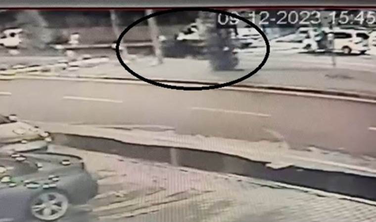Otomobilin çarptığı kadın yaralandı: Kaza anı kamerada