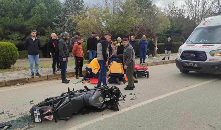 Motosiklet taksiye çarptı: 1’i ağır 2 yaralı