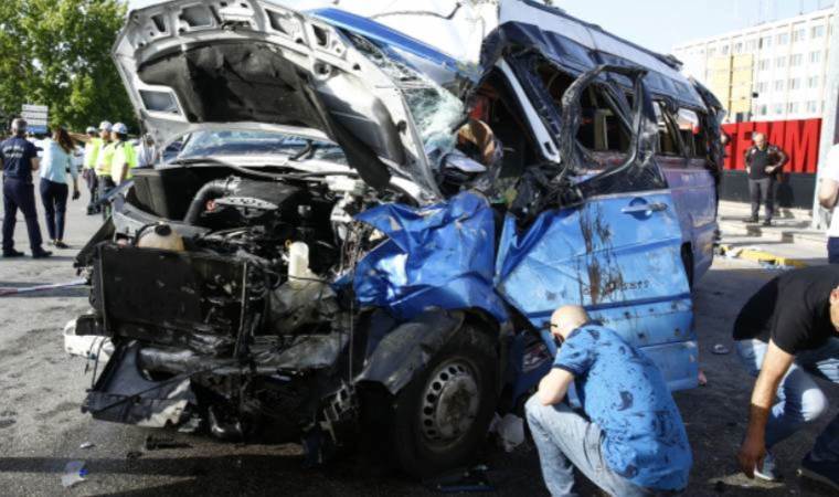 Ankara’da midibüs ile otomobil çarpıştı: 20 yaralı