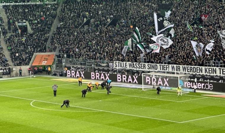 Almanya Bundesliga’da taraftarlardan büyük protesto: Maç durdu!