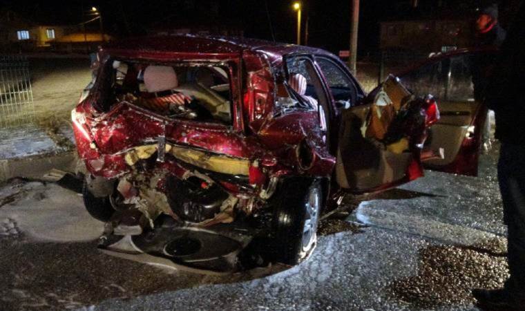 İçinde 4 uzman çavuş vardı: Kırmızı ışıkta bekleyen otomobile, başka bir araç çarptı!