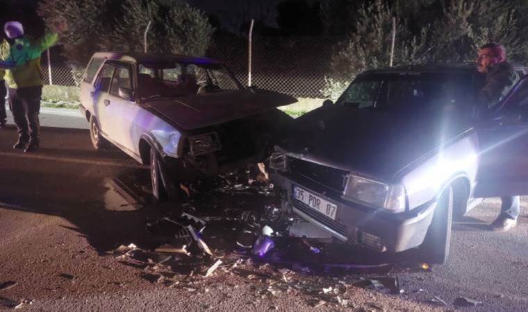 İzmir’de iki otomobil kafa kafaya çarpıştı: 3 yaralı