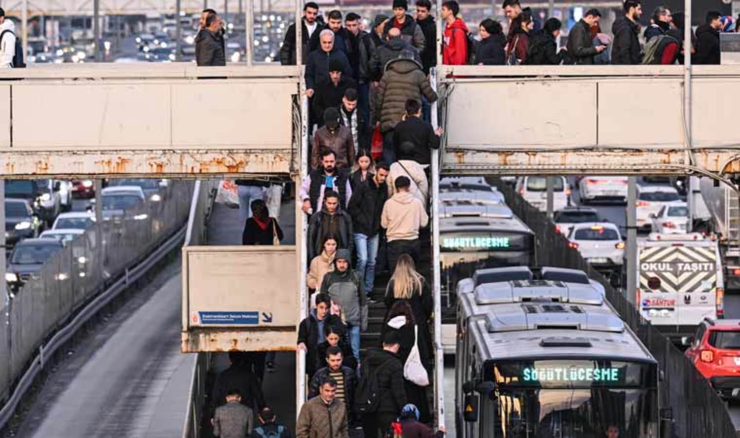 İstanbul'da yeni yılın ilk mesai gününde çekilen fotoğraflar gündem oldu: 'Yorgun ve mutsuz yüzler, tüm ülke gibi...'