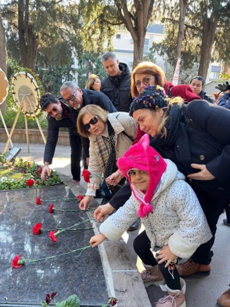 Zübeyde Hanım anıt mezarı önünde ADD İzmir şubelerince anıldı